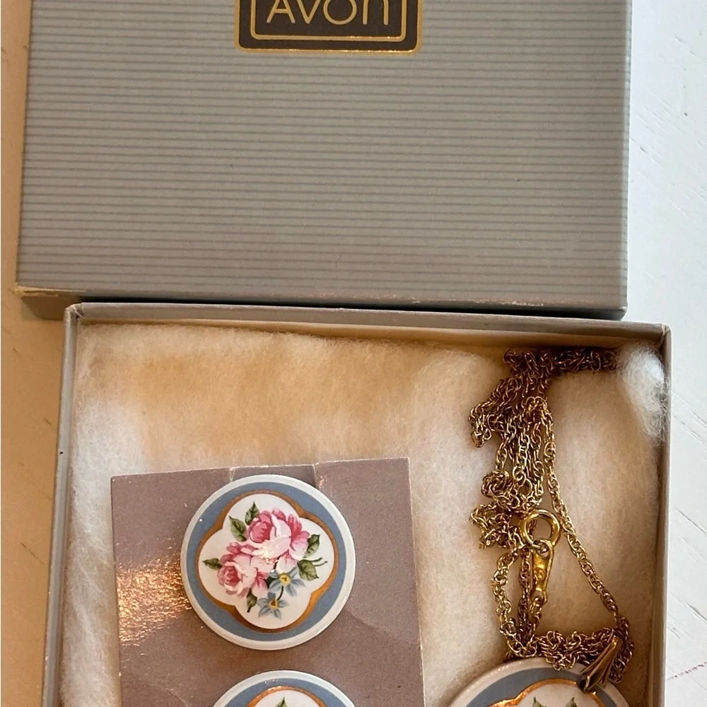 VINTAGE Avon 1988 Classic Gold Rose Ceramic Necklace and Earrings Set - Picture 7 of 12